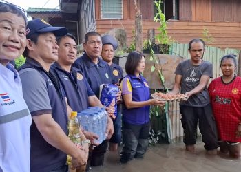 ปทุมธานี น้ำเอ่อสูงขึ้น2อำเภอ ชาวบ้านยังสู้ นอภ.เมือง ควง นายกเทศมนตรี ลงพื้นที่แจกของให้กำลังใจ