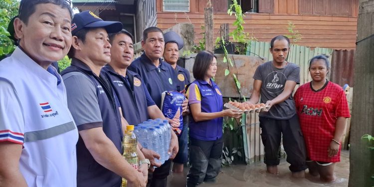ปทุมธานี น้ำเอ่อสูงขึ้น2อำเภอ ชาวบ้านยังสู้ นอภ.เมือง ควง นายกเทศมนตรี ลงพื้นที่แจกของให้กำลังใจ