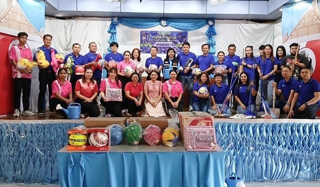 คณะศิษยานุศิษย์วัดพระธรรมกาย มอบชุดอุปกรณ์เครื่องเขียน และของขวัญ ให้กับนักศึกษาคณะรัฐศาสตร์ ภาคสมทบ มหาวิทยาลัยปทุมธานีเพื่อสนับสนุนการจัดกิจกรรม “จิตอาสาพี่น้องรัฐศาสตร์ 2568”