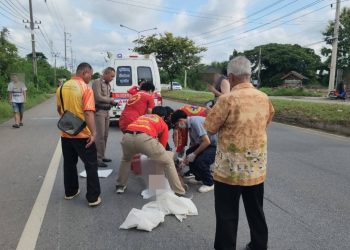 “เศร้า! ครูเกษียณวัย 79 ขี่จยย.ตัดหน้ารถเก๋ง ถูกชนดับคาที่กลางถนนน่าน”