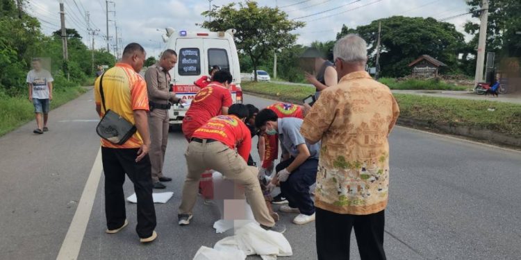 “เศร้า! ครูเกษียณวัย 79 ขี่จยย.ตัดหน้ารถเก๋ง ถูกชนดับคาที่กลางถนนน่าน”