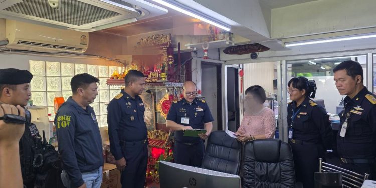 กอ.รมน.กทม บุกตรวจค้นบ้านย่านทุ่งครุจัดตั้งสถานีวิทยุFM ไร้ใบอนุญาต 12 กอ.รมน.กทม บุกตรวจค้นบ้านย่านทุ่งครุจัดตั้งสถานีวิทยุFM ไร้ใบอนุญาต