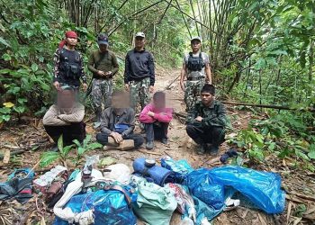 กาญจนบุรี – รวบได้อีก 5 ราย! จนท.อุทยานฯเขาแหลม ลาดตระเวนดักซุ่มกลางป่า 2 วัน 1 คืน รวบ 5 ชายฉกรรจ์ ชาวพม่า สารภาพกำลังมุ่งหน้าลักลอบขุดดินร่อนแร่ทองคำ ป่าบ้านปิล๊อกคี่