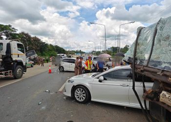 ระทึก !!! อุบัติเหตุ รถชนกัน 5 คัน บาดเจ็บ 4 รายบริเวณหน้าปั้ม ทุ่งโฮ้ง สาย101 แพร่ – ร้องกวาง
