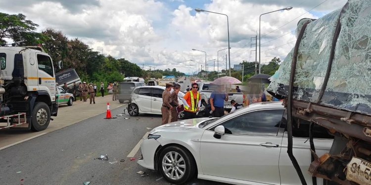 ระทึก !!! อุบัติเหตุ รถชนกัน 5 คัน บาดเจ็บ 4 รายบริเวณหน้าปั้ม ทุ่งโฮ้ง สาย101 แพร่ - ร้องกวาง 12 ระทึก !!! อุบัติเหตุ รถชนกัน 5 คัน บาดเจ็บ 4 รายบริเวณหน้าปั้ม ทุ่งโฮ้ง สาย101 แพร่ – ร้องกวาง