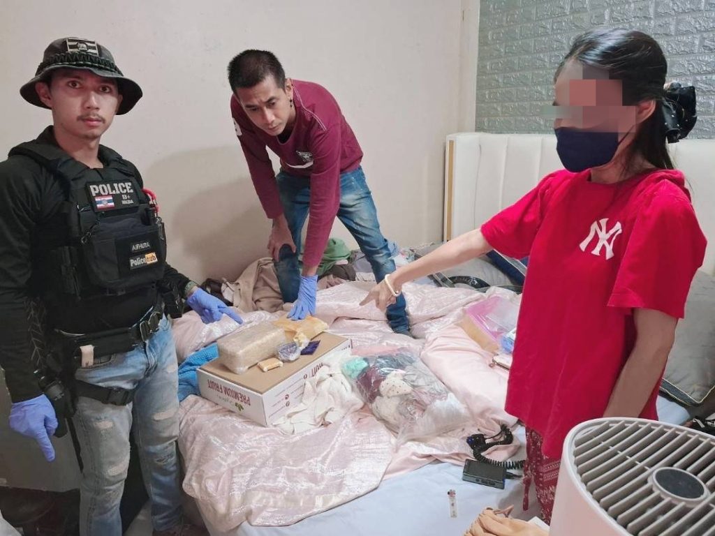 พังงา–ฝ่ายปกครอง–ตำรวจอำเภอทับปุด บุกจับสาวบ่อแสนค้ายาบ้า ยึดของกลาง 16,800 เม็ด พร้อมทรัพย์สินกว่าแสนบาท 13 Talknews Online