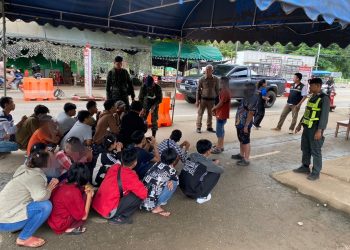 กาญจนบุรี – กระบะ 2 คัน ขนแรงงานเถื่อนเร่งเครื่องแหกด่าน สุดท้ายไม่รอด