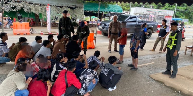 กาญจนบุรี – กระบะ 2 คัน ขนแรงงานเถื่อนเร่งเครื่องแหกด่าน สุดท้ายไม่รอด