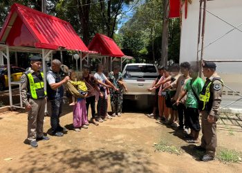 กาญจนบุรี – จับกันไม่ไหวเข้ามาถี่เหลือเกิน เมืองกาญจน์จะกลายเป็นสินค้านำเข้าและส่งออกกันแล้ว !! ตร.ทางหลวง ไล่ล่ากระบะซุกแรงงานเถื่อน ก่อนคลาดสายตา สุดท้ายพบนำไปแอบเอาไว้หลังเมรุเผาศพวัดชื่อดัง คนขับหลบหนีไปได้