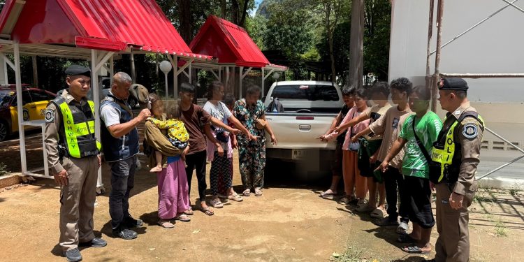 กาญจนบุรี – จับกันไม่ไหวเข้ามาถี่เหลือเกิน เมืองกาญจน์จะกลายเป็นสินค้านำเข้าและส่งออกกันแล้ว !! ตร.ทางหลวง ไล่ล่ากระบะซุกแรงงานเถื่อน ก่อนคลาดสายตา สุดท้ายพบนำไปแอบเอาไว้หลังเมรุเผาศพวัดชื่อดัง คนขับหลบหนีไปได้