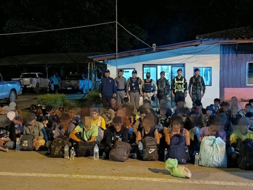 กาญจนบุรี - ต่างด้าวเข้ามาขายแรงงานทะลักชายแดนกาญจน์เกือบ 100 คน! สุดท้าย จนท.ฝ่ายความมั่นคงชายแดนสังขละบุรี บูรณาการปิดล้อมรวบตัวกลางสวนส้มโอ อ้างเตรียมมุ่งหน้าไปทำงานพื้นที่จังหวัดชั้นใน 13 Talknews Online