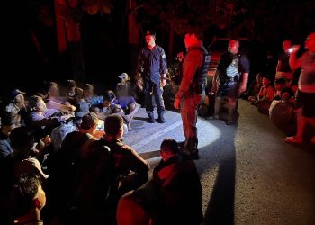 กาญจนบุรี – ต่างด้าวเข้ามาขายแรงงานทะลักชายแดนกาญจน์เกือบ 100 คน! สุดท้าย จนท.ฝ่ายความมั่นคงชายแดนสังขละบุรี บูรณาการปิดล้อมรวบตัวกลางสวนส้มโอ อ้างเตรียมมุ่งหน้าไปทำงานพื้นที่จังหวัดชั้นใน