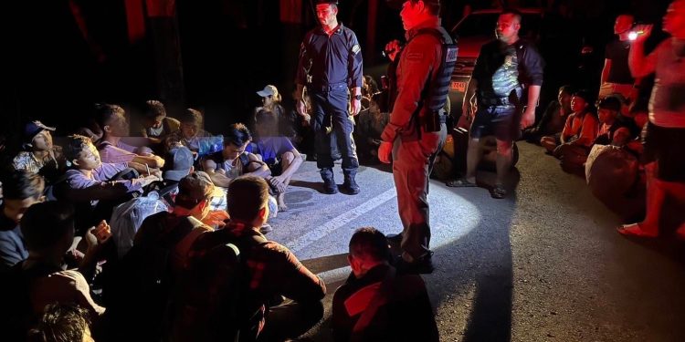 กาญจนบุรี - ต่างด้าวเข้ามาขายแรงงานทะลักชายแดนกาญจน์เกือบ 100 คน! สุดท้าย จนท.ฝ่ายความมั่นคงชายแดนสังขละบุรี บูรณาการปิดล้อมรวบตัวกลางสวนส้มโอ อ้างเตรียมมุ่งหน้าไปทำงานพื้นที่จังหวัดชั้นใน 12 กาญจนบุรี – ต่างด้าวเข้ามาขายแรงงานทะลักชายแดนกาญจน์เกือบ 100 คน! สุดท้าย จนท.ฝ่ายความมั่นคงชายแดนสังขละบุรี บูรณาการปิดล้อมรวบตัวกลางสวนส้มโอ อ้างเตรียมมุ่งหน้าไปทำงานพื้นที่จังหวัดชั้นใน