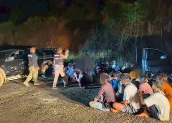 กาญจนบุรี – ขบวนการขนแรงงานเถื่อนซิ่งกระบะ 4 ประตู หลบหนีการจับกุมกลางดึก หวิดพุ่งชน จนท.ค้นเก๋ง-กระบะ 3 คันพบซุกแรงงานอัดแน่นเป็นปลากระป๋อง 53 คน คนขับกระโดดขึ้นกระบะ 2 หนีเข้าป่า 1