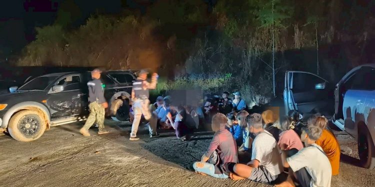 กาญจนบุรี - ขบวนการขนแรงงานเถื่อนซิ่งกระบะ 4 ประตู หลบหนีการจับกุมกลางดึก หวิดพุ่งชน จนท.ค้นเก๋ง-กระบะ 3 คันพบซุกแรงงานอัดแน่นเป็นปลากระป๋อง 53 คน คนขับกระโดดขึ้นกระบะ 2 หนีเข้าป่า 1 12 กาญจนบุรี – ขบวนการขนแรงงานเถื่อนซิ่งกระบะ 4 ประตู หลบหนีการจับกุมกลางดึก หวิดพุ่งชน จนท.ค้นเก๋ง-กระบะ 3 คันพบซุกแรงงานอัดแน่นเป็นปลากระป๋อง 53 คน คนขับกระโดดขึ้นกระบะ 2 หนีเข้าป่า 1