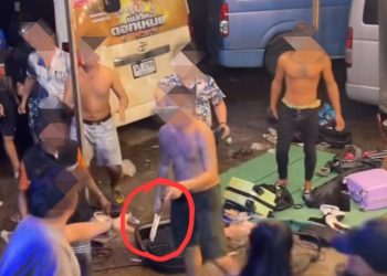 กาฬสินธุ์วัยรุ่นเจ้าถิ่นบุกรุมกระทืบทีมงานหมอลำดอกเหมยกลางงานประเพณีแข่งเรือกาฬสินธุ์