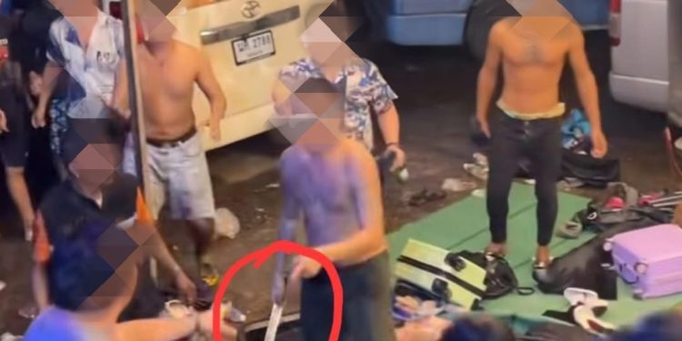 กาฬสินธุ์วัยรุ่นเจ้าถิ่นบุกรุมกระทืบทีมงานหมอลำดอกเหมยกลางงานประเพณีแข่งเรือกาฬสินธุ์