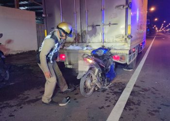 วัยรุ่นขี่รถชนท้ายรถบรรทุก จอดข้างทางเจ็บสาหัส