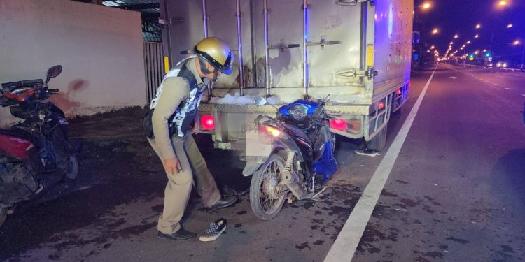 วัยรุ่นขี่รถชนท้ายรถบรรทุก จอดข้างทางเจ็บสาหัส