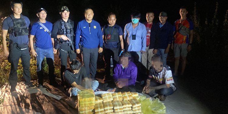 กาฬสินธุ์สืบจังหวัดกาฬสินธุ์บุกรวบ 3 เอเย่นต์ค้ายาบ้า ยึดของกลางกว่าครึ่งล้านเม็ด 12 กาฬสินธุ์สืบจังหวัดกาฬสินธุ์บุกรวบ 3 เอเย่นต์ค้ายาบ้า ยึดของกลางกว่าครึ่งล้านเม็ด