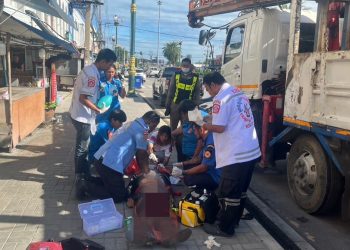 นครปฐม คนงานนั่งหลังรถสิบล้อถูกลูกตุ้มปั้นจั่นไหลทับดับ