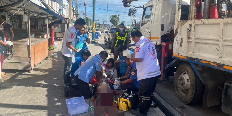 นครปฐม คนงานนั่งหลังรถสิบล้อถูกลูกตุ้มปั้นจั่นไหลทับดับ 12 นครปฐม คนงานนั่งหลังรถสิบล้อถูกลูกตุ้มปั้นจั่นไหลทับดับ