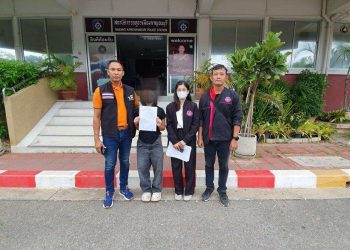 กาญจนบุรี – 2 หญิงสาววัย 13 ปี และ 17 ปี เหยื่อกลุ่มวัยรุ่นหญิงรุมทำร้ายถ่ายคลิป ที่ท่าน้ำเมืองกาญจน์ และห้องเช่า ปมหึงโหด ปฏิเสธเข้าพักบ้านเด็กและครอบครัวฯ ขอกลับไปอยู่บ้านเพื่อความปลอดภัย พม.เตรียมนำตัวสอบปากคำต่อหน้าสหวิชาชีพ