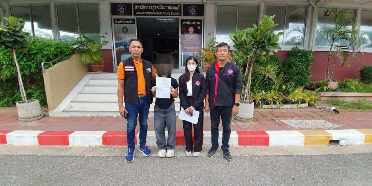 กาญจนบุรี – 2 หญิงสาววัย 13 ปี และ 17 ปี เหยื่อกลุ่มวัยรุ่นหญิงรุมทำร้ายถ่ายคลิป ที่ท่าน้ำเมืองกาญจน์ และห้องเช่า ปมหึงโหด ปฏิเสธเข้าพักบ้านเด็กและครอบครัวฯ ขอกลับไปอยู่บ้านเพื่อความปลอดภัย พม.เตรียมนำตัวสอบปากคำต่อหน้าสหวิชาชีพ