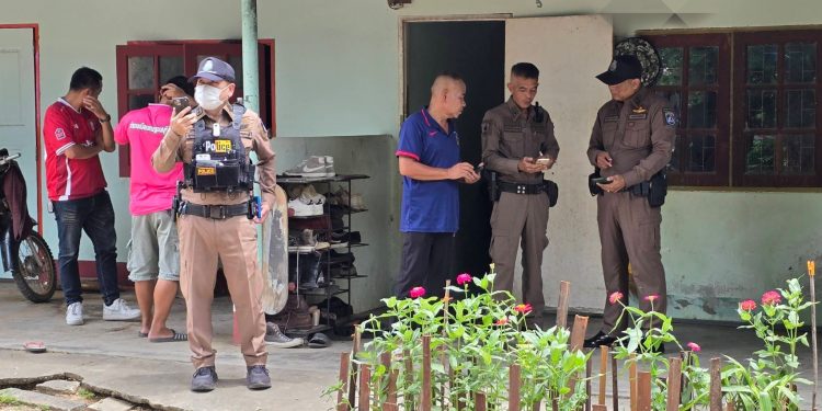 กาญจนบุรี – 2 สามี ภรรยาชาวเมียนมา มีปากเสียงกันก่อนสามีใช้อาวุธปืนจ่อยิงภรรยา ก่อนจ่อขมับตัวเองตามหนีผิด ดับคาห้องเช่า