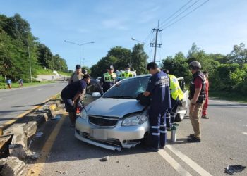 หมาวิ่งตัดหน้า หักหลบชนเสาไฟ คนขับติดภายในบาดเจ็บสาหัส