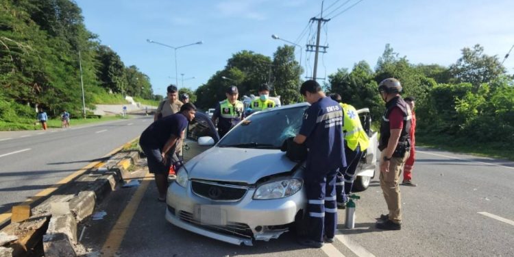 หมาวิ่งตัดหน้า หักหลบชนเสาไฟ คนขับติดภายในบาดเจ็บสาหัส