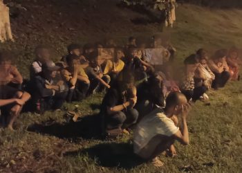 กาญจนบุรี – ระทึกแต่เช้ามืด รถเอนกประสงค์ 7 ที่นั่ง อีซูซุ มิวเซเว่น ซิ่งแหกด่าน เก๋งหักหลบพุ่งตกข้างทาง ส่วน จยย.ถูกชนพังยับ ก่อนพลิกตกข้างทาง ทิ้งแรงงานเถื่อนถูกจับยกคัน 28 ราย คนขับอาศัยช่วงชุลมุนหลบหนีไปได้