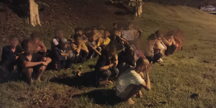 กาญจนบุรี – ระทึกแต่เช้ามืด รถเอนกประสงค์ 7 ที่นั่ง อีซูซุ มิวเซเว่น ซิ่งแหกด่าน เก๋งหักหลบพุ่งตกข้างทาง ส่วน จยย.ถูกชนพังยับ ก่อนพลิกตกข้างทาง ทิ้งแรงงานเถื่อนถูกจับยกคัน 28 ราย คนขับอาศัยช่วงชุลมุนหลบหนีไปได้