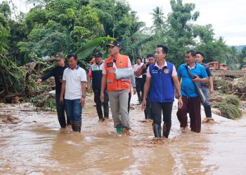 น้ำยวมหลากจากแม่สะเรียงเข้าสบเมยผู้คนขนของจ้าละหวั่น