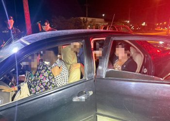 กาญจนบุรี – จับกันจนแน่นห้องขัง! หญิงชาวพม่าขับเก๋งขนพม่า เจอด่านตรวจหันหัวซิ่งหนี สุดท้ายโดยรวบคาเก๋ง พร้อมแรงงานเถื่อนอีก 9 ราย ที่นั่งอัดแน่นเป็นปลากระป๋อง