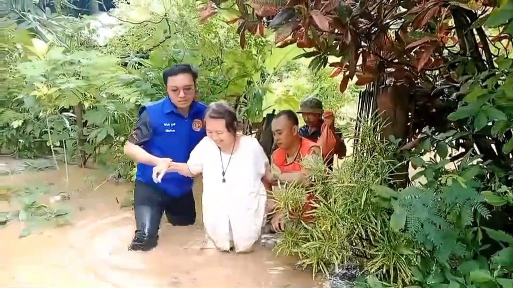 เจ้าหน้าที่ปกครองอำเภอสบเมย จังหวัดแม่ฮ่องสอน ร่วมกับกำลังทหาร และตำรวจ เข้าช่วยเหลือราษฎรที่ติดค้าง และขนย้ายสิ่งของออกจากพื้นที่น้ำท่วม 13 Talknews Online