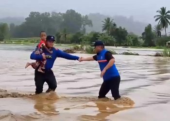 เจ้าหน้าที่ปกครองอำเภอสบเมย จังหวัดแม่ฮ่องสอน ร่วมกับกำลังทหาร และตำรวจ เข้าช่วยเหลือราษฎรที่ติดค้าง และขนย้ายสิ่งของออกจากพื้นที่น้ำท่วม