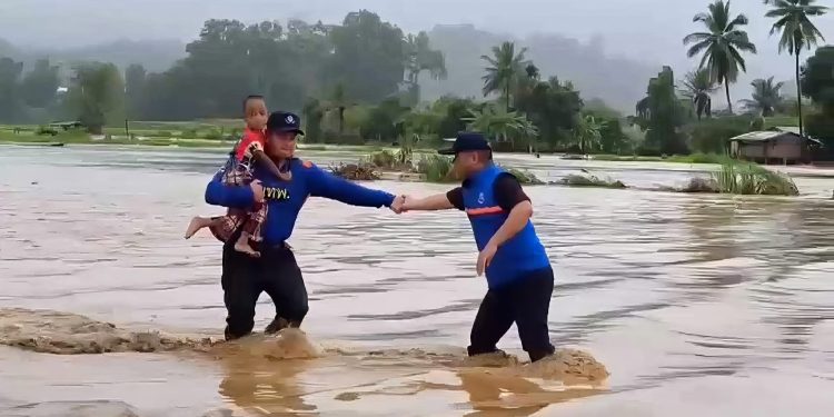 เจ้าหน้าที่ปกครองอำเภอสบเมย จังหวัดแม่ฮ่องสอน ร่วมกับกำลังทหาร และตำรวจ เข้าช่วยเหลือราษฎรที่ติดค้าง และขนย้ายสิ่งของออกจากพื้นที่น้ำท่วม 12 เจ้าหน้าที่ปกครองอำเภอสบเมย จังหวัดแม่ฮ่องสอน ร่วมกับกำลังทหาร และตำรวจ เข้าช่วยเหลือราษฎรที่ติดค้าง และขนย้ายสิ่งของออกจากพื้นที่น้ำท่วม