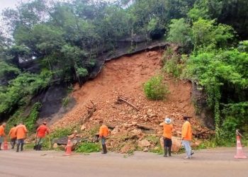 ทางหลวงแพร่ “ระดม” จนท. เคลียร์เส้นทางสายแพร่–ลอง บริเวณห้วยขมิ้น ส่งให้รถผ่านได้ช่องทางเดียว
