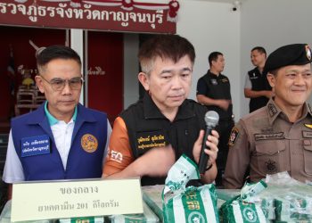 กาญจนบุรี – นายชนาธิป ขับโยต้า รุ่นอัลพาร์ด ขนยาเสพติด รับว่า 4 ครั้งผ่านตลอด ครั้งที่ 5 เพิ่งโดนจับ! รอง ผวจ.กาญจน์ แถลงข่าวจับคดียาเสพติดค่ากว่า 58 ล้านบาท จนท.เตรียมขยายผลจับกุมผู้ร่วมขบวนการ เบื้องต้นรู้ตัวหมดแล้ว