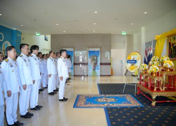 ผู้ว่าฯพังงา นำข้าราชการวางพวงมาลาถวายราชสักการะ เนื่องในวันที่ระลึกคล้ายวันสวรรคตพระบาทสมเด็จพระจอมเกล้าเจ้าอยู่หัว