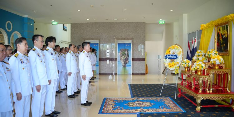 ผู้ว่าฯพังงา นำข้าราชการวางพวงมาลาถวายราชสักการะ เนื่องในวันที่ระลึกคล้ายวันสวรรคตพระบาทสมเด็จพระจอมเกล้าเจ้าอยู่หัว