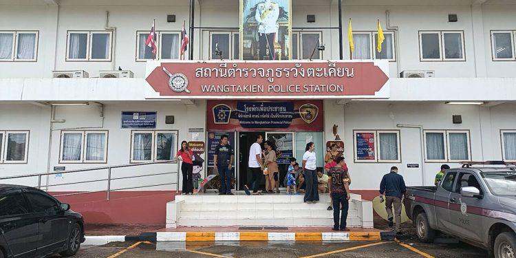 ปราจีนบุรี หนุ่มหลอนยาขว้างตะปูใส่รถโรงพยาบาลขณะรับผู้ป่วย