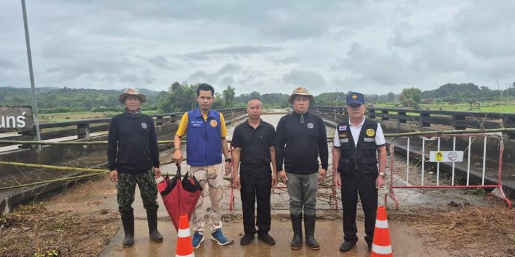 น่าน- อำเภอปัวเร่งตรวจสอบและปิดเส้นทางข้ามสะพานแม่น้ำน่าน บ้านศาลา ต.เจดีย์ชัย หลังพังขาดจากกระแสน้ำเชี่ยว