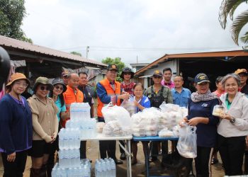 ผู้ว่าแพร่ “นำทีม” ให้ความช่วยเหลือและให้กำลังใจผู้ประสบภัย จาก”พายุบัวลอย” ที่ ต.ป่าแมต