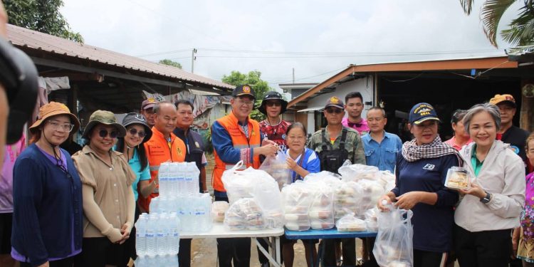 ผู้ว่าแพร่ “นำทีม” ให้ความช่วยเหลือและให้กำลังใจผู้ประสบภัย จาก”พายุบัวลอย” ที่ ต.ป่าแมต