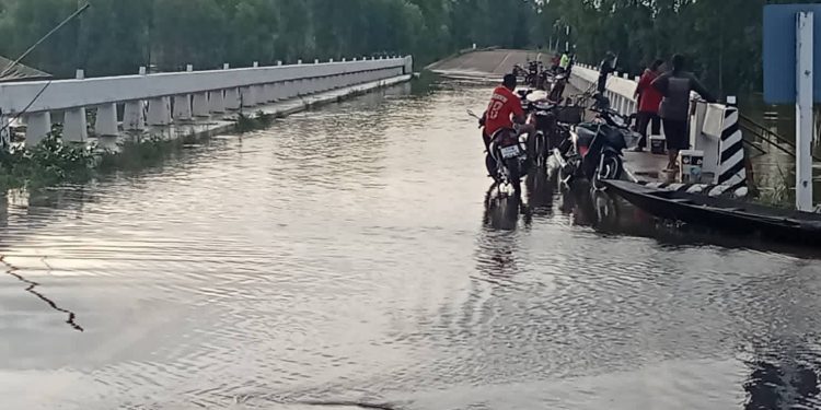 อำนาจเจริญ น้ำล้นพนังกันน้ำลำเซบายทั้ง3จุด”ผู้ว่าคนใหม่ป้ายแดง”สั่งระดมให้เสริมกระสอบทรายป้องกันบ้านเรือน และพื้นที่การเกษตร3,000กว่ากระสอบป้องกัน น้ำเอ่อล้นตลิ่ง เข้าท่วมนาข้าวพืชผลทางการเกษตรเสียหายขยายวงกว้างออกไปอีก