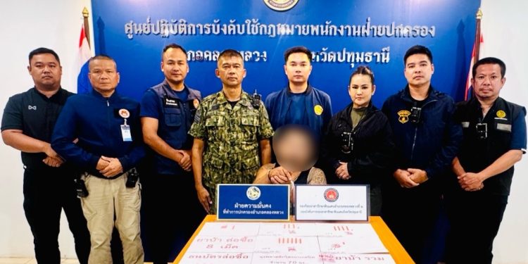 ปกครองคลองหลวง เดินหน้ากวาดล้างยาเสพติดกลางชุมชน รวบผู้ต้องหาค้ายาบ้าพร้อมของกลาง