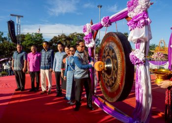 สกลนคร สาวพื้นเมืองสกลนับหมื่นชีวิต 18 อำเภอรำบวงสรวงงานแห่ปราสาทผึ้ง 2568