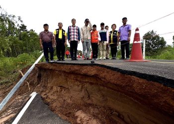 อำนาจเจริญ ฝนตกสะสมส่งผลให้ถนนที่จังหวัดอำนาจเจริญทรุดตัวยาวกว่า 10 เมตร